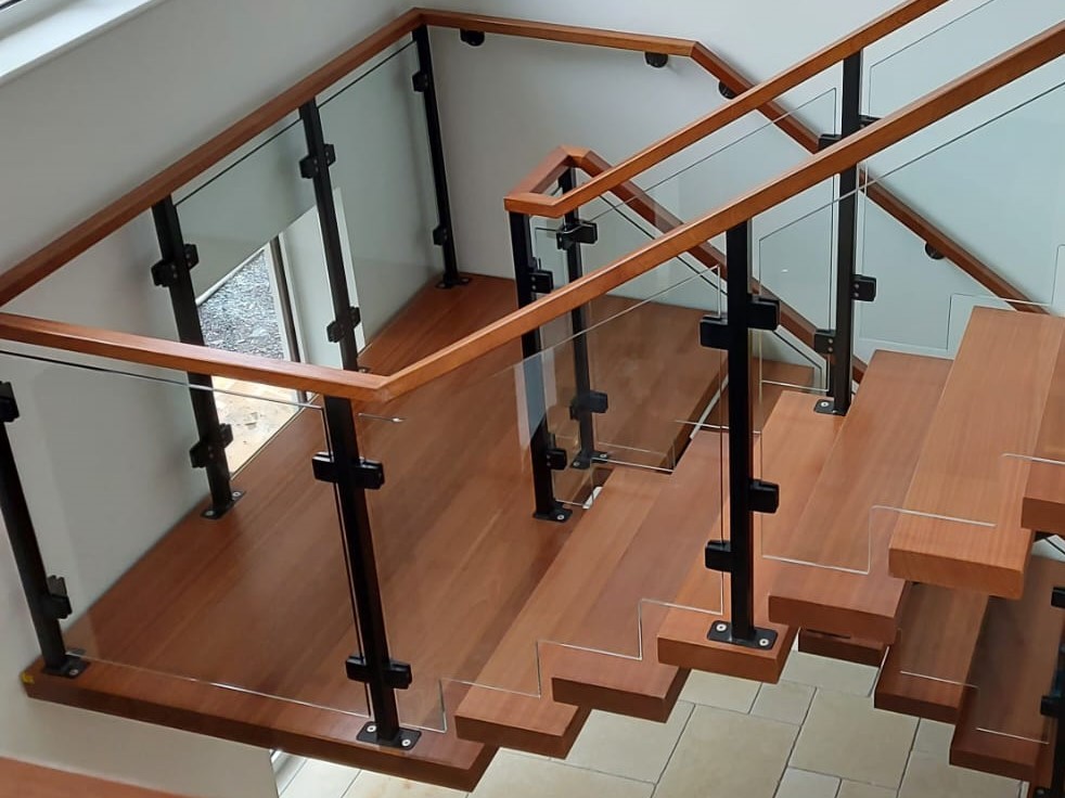 Spine Beam Feature Stair with Timber Treads & Glass Balustrade