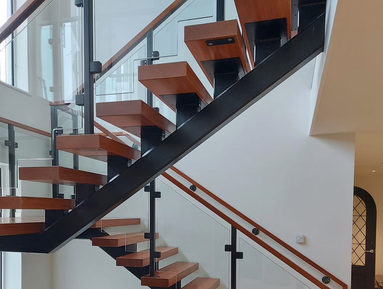 Spine Beam Feature Stair with Timber Treads & Glass Balustrade